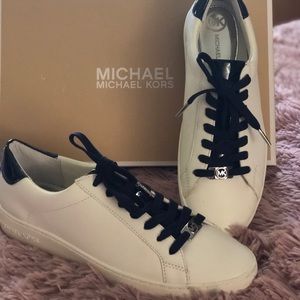 MICHAEL KORS WHITE AND BLACK LOGO SNEAKERS